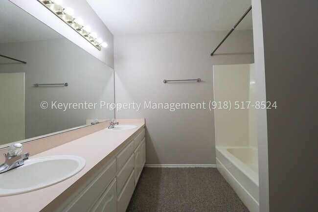 Building Photo - 3 Bed | 2.5 Bath in Jenks!