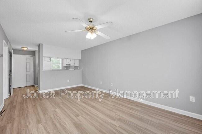 Building Photo - 305 Country Club Dr NE