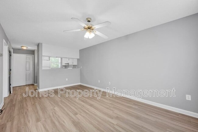 Building Photo - 307 Country Club Dr NE