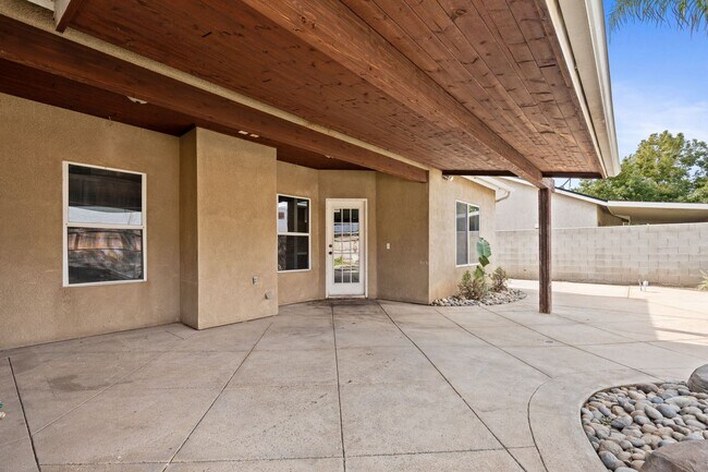 Building Photo - Gorgeous 3 bd. & 2 bath Home with a pool i...
