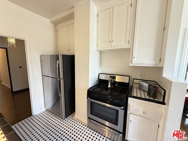 Building Photo - 640 S Bronson Ave