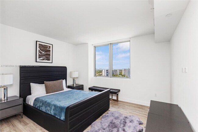 Building Photo - 2600 E Hallandale Beach Blvd