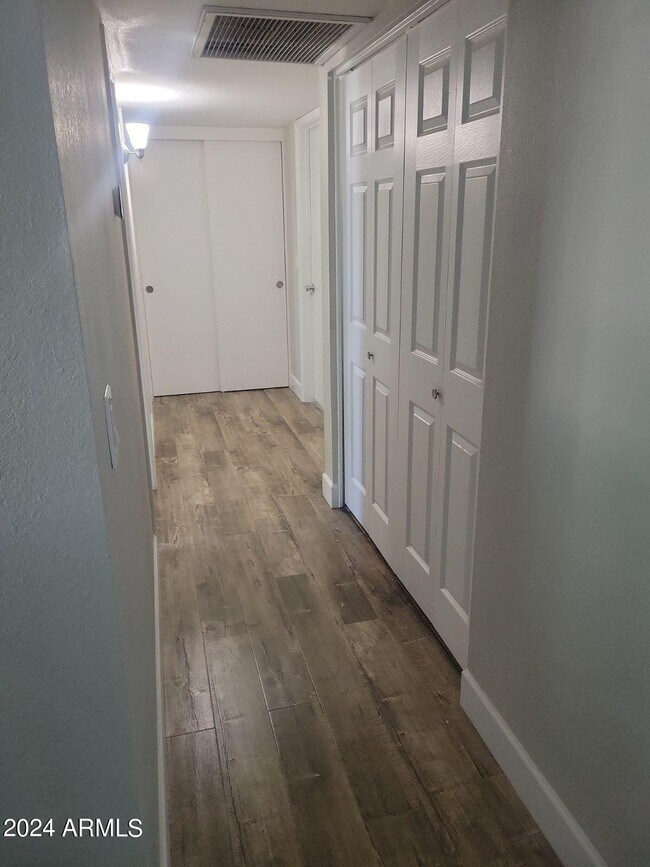 Building Photo - 607 N Palm Cir