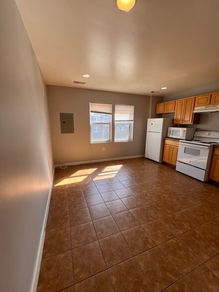 Kitchen - 1710 Trinidad Ave NE