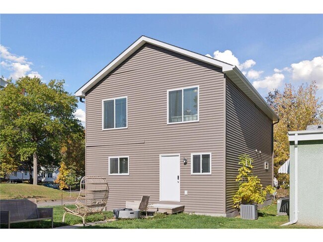 Building Photo - 2084 Reaney Ave E