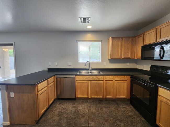 Building Photo - Promotion!  4 Bed 2.5 Bath Home with Split...