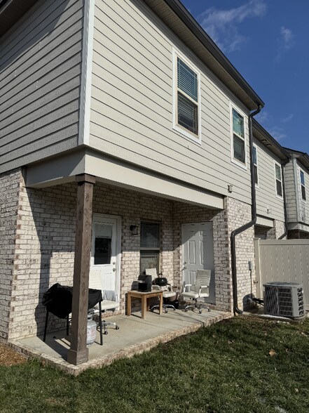 Building Photo - 555 Gresham Ln