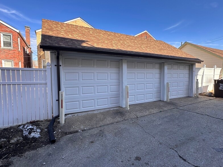 Building Photo - 5816 Mardel Ave