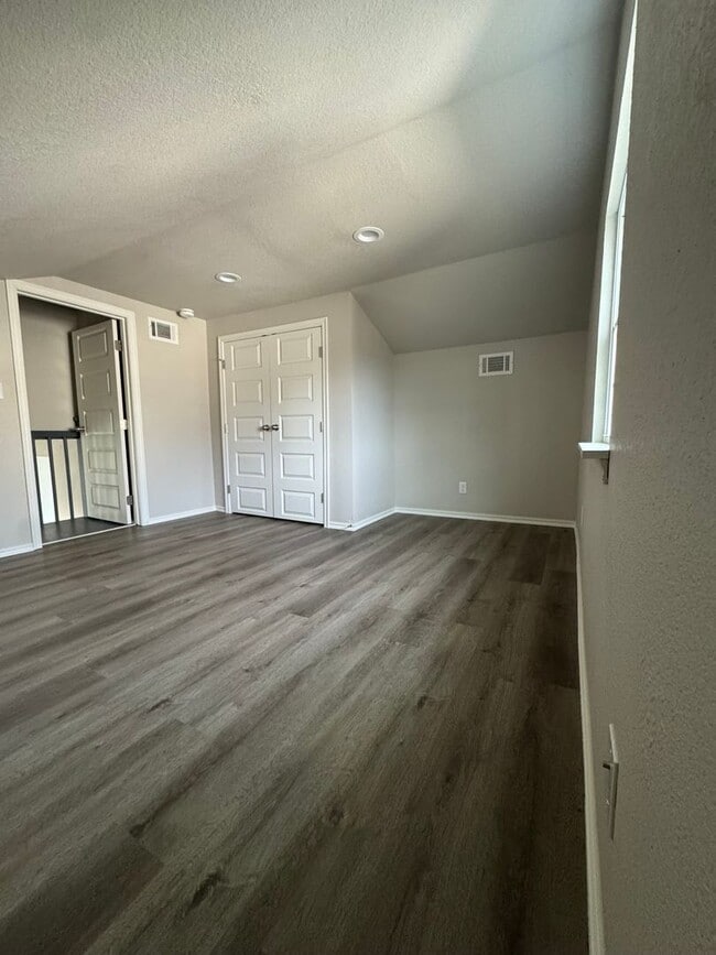 Building Photo - 2 Bedroom 1 Bath Home.