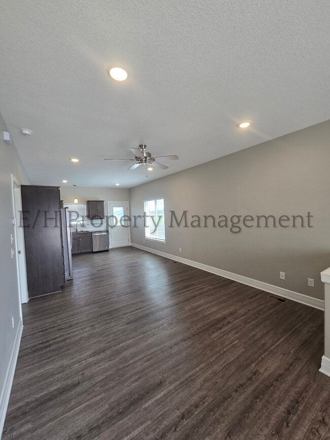 Building Photo - 2220 E Village Estates Dr