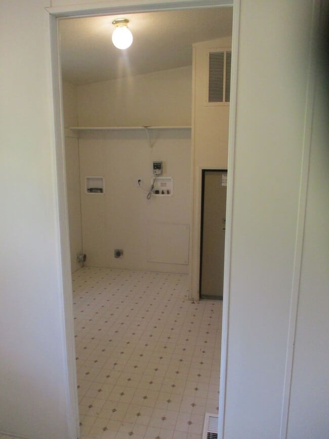 Building Photo - 4.65 Acre Farm/Horse Property for Rent!