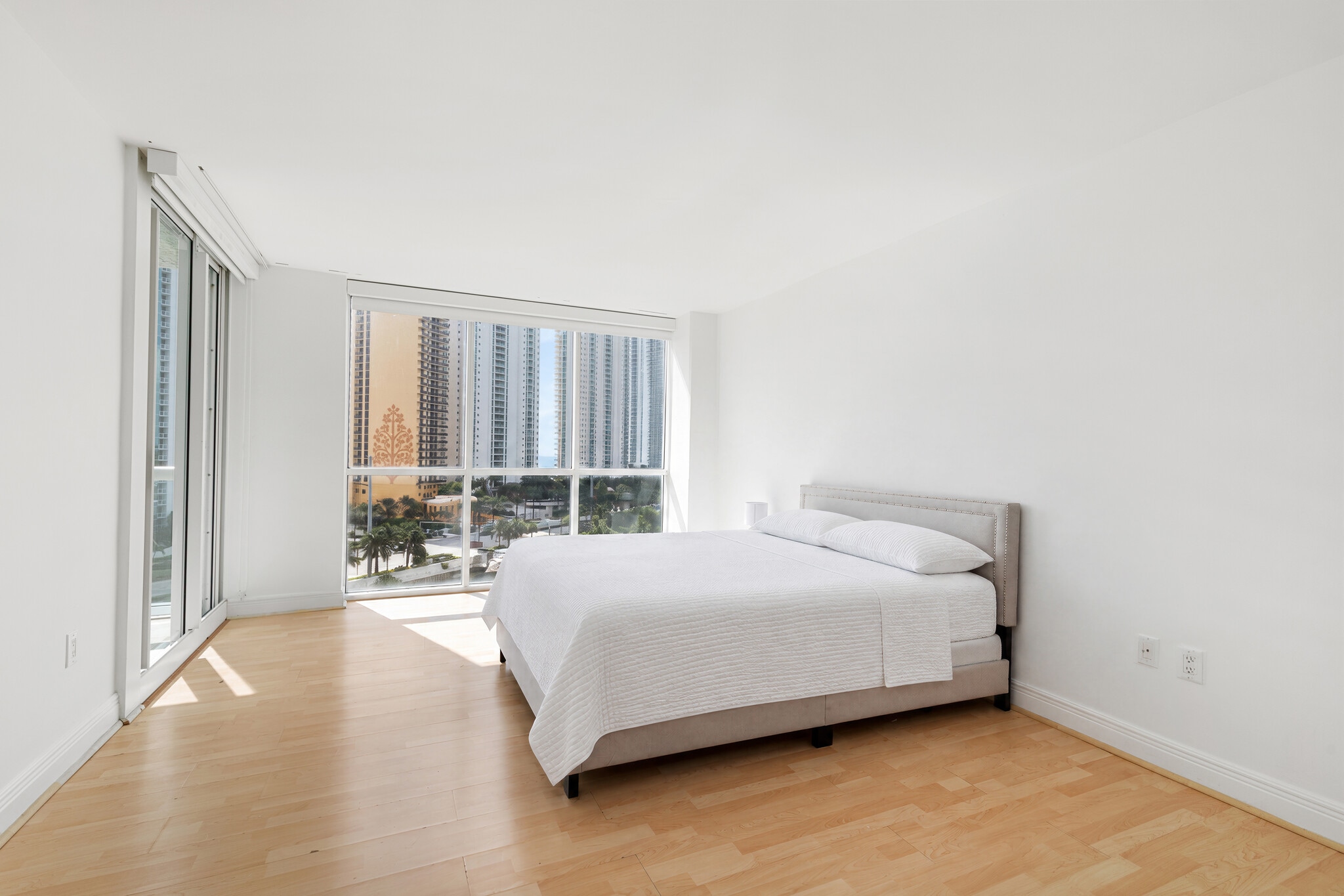 Building Photo - 16400 Collins Ave