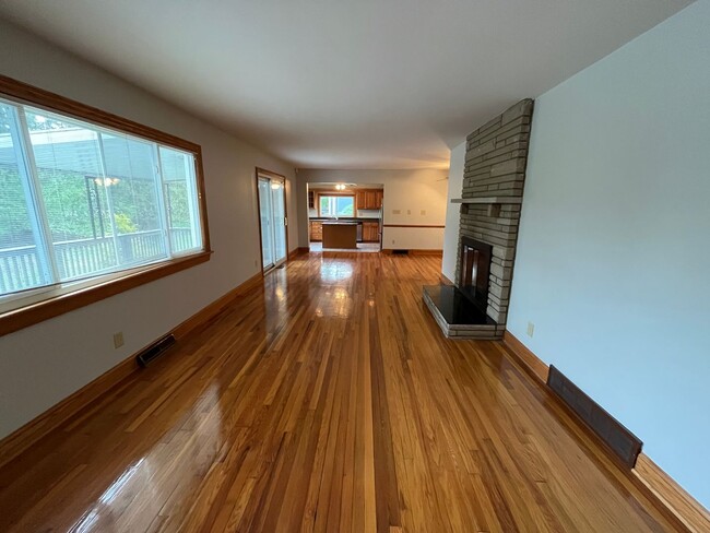 Building Photo - **RIVERFRONT 4-BEDROOM/2-BATH WITH 4-CAR GARAGE, FULL BASEMENT!!**