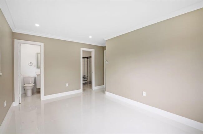 Building Photo - 121 Almar Dr