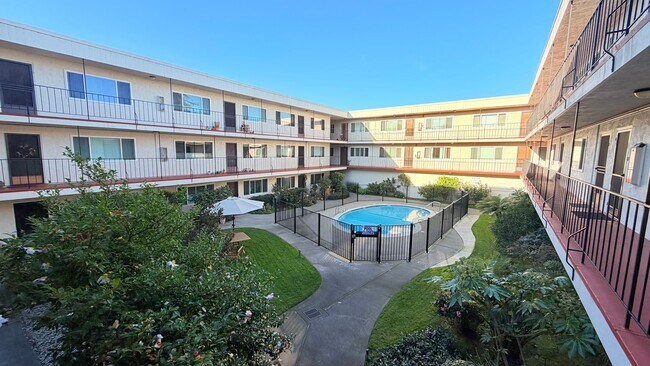 Building Photo - 2133 Santa Clara Ave