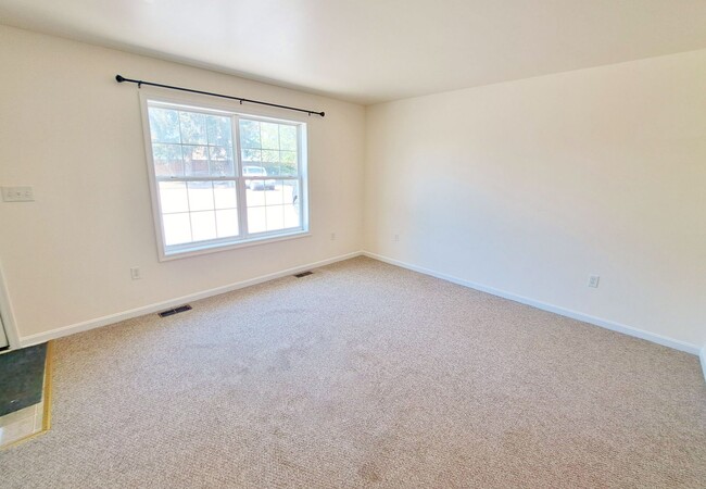 Building Photo - 2 Bed / 1-1/2 Bath Townhome