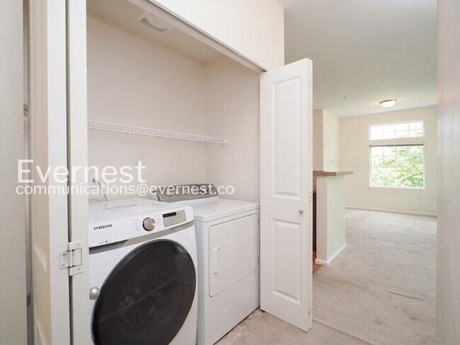 Building Photo - 2 Bed/2 Bath Condo with Garage / Vouchers Accepted / Available Now!