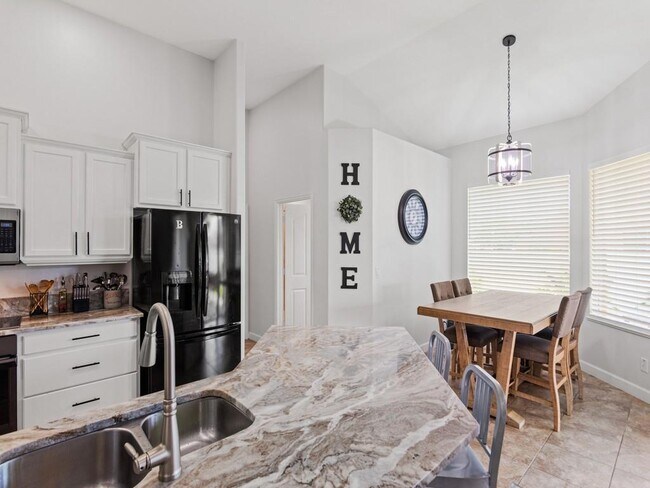 Building Photo - 6420 Parklane Ct