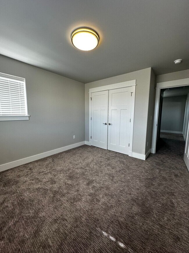 Building Photo - Beautiful and New 3 Bedroom Home