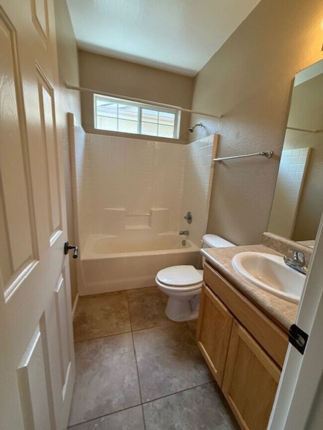 Building Photo - 2 Bedroom 2 Bath in Mountain Gate Contact ...