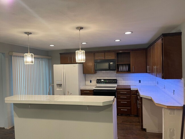 Building Photo - Quail Run Town House, Recently Remodeled w...