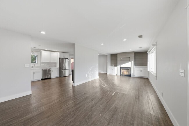 Building Photo - Large Ranch on Cul-de-sac