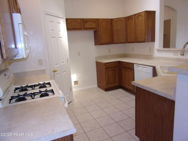 Building Photo - 6815 E Sandhurst Dr