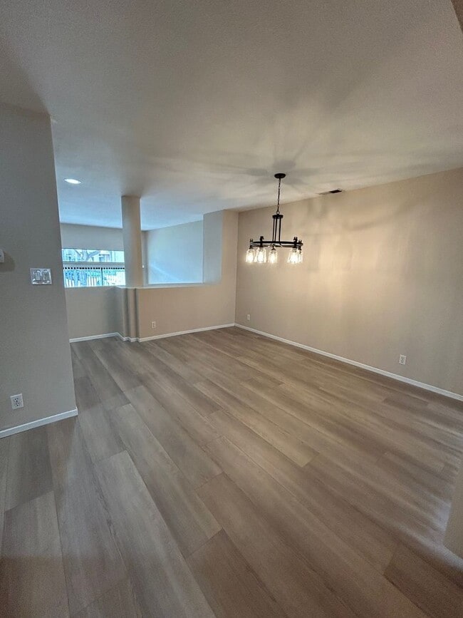 Building Photo - Bright, spacious townhouse located in UTC area, convenient to shopping and public transportation.