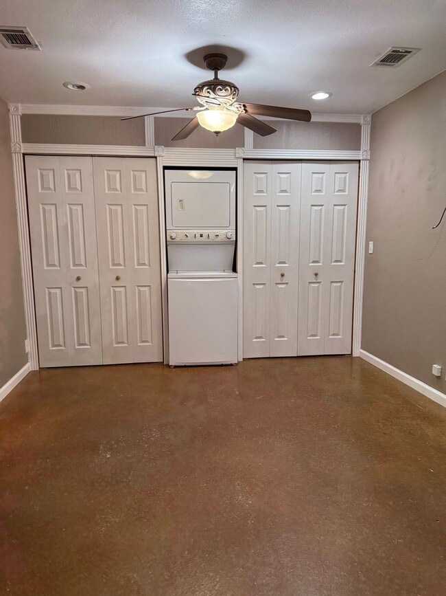 Building Photo - 2 bedroom home fully fenced on nearly an a...