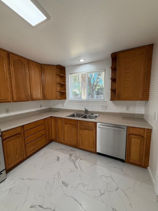 Building Photo - Updated Redwood City Home! New Bath, Fresh...