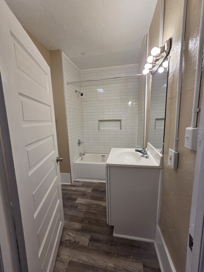 Building Photo - 930 Murphy St