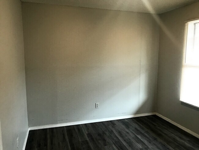 Building Photo - 3511 N Nesbitt Ave