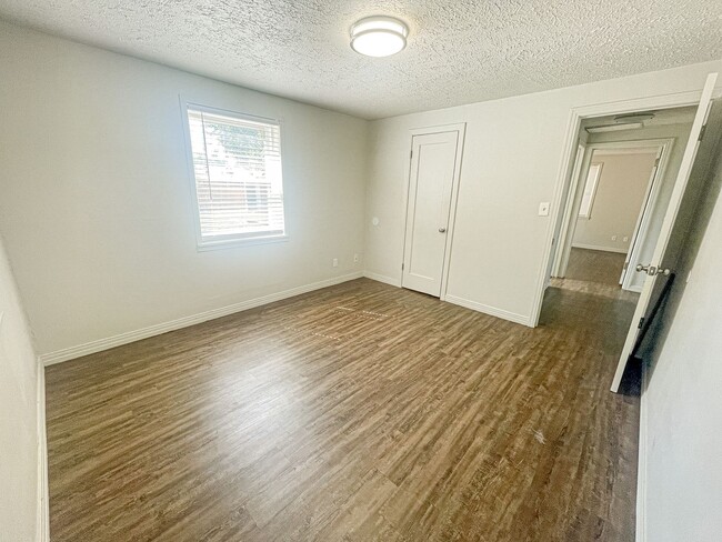 Building Photo - Updated 2 Bed Home with Garage, Huge Yard & Storage in Del City