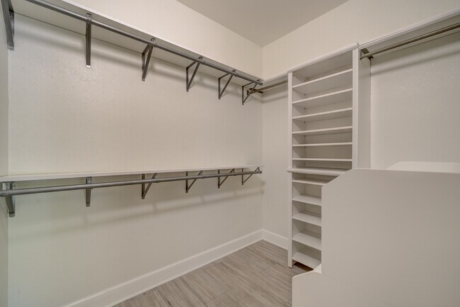 Building Photo - 813 Normandy Trace Rd