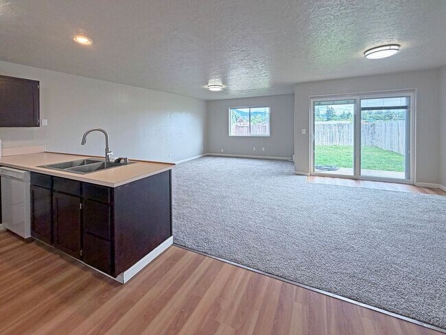 Building Photo - 780 N Cloverleaf Loop