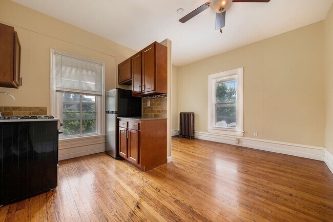 Building Photo - Attractive Remodeled Efficiency 2nd floor ...