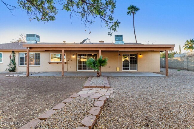Building Photo - Spacious 5-Bedroom Home in the Heart of Sc...
