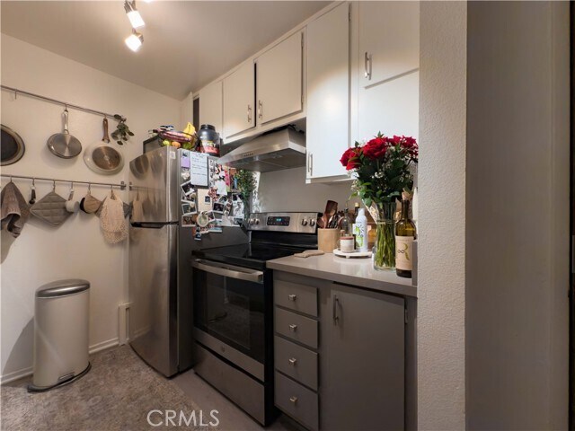 Building Photo - 532 N Rossmore Ave