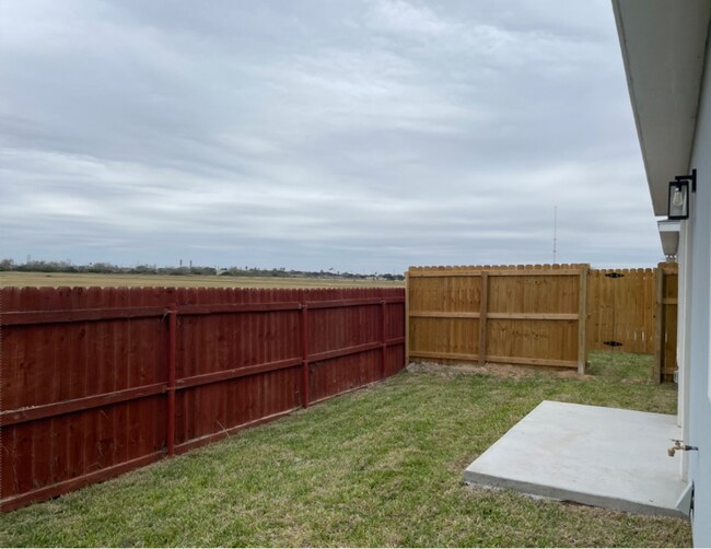 Building Photo - 2507 N Vineyard Ave