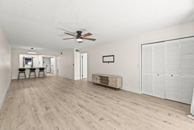 Building Photo - 2935 SW 22nd Ave