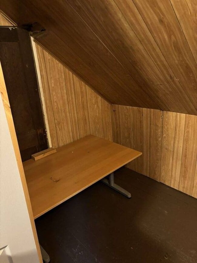 Building Photo - 1015