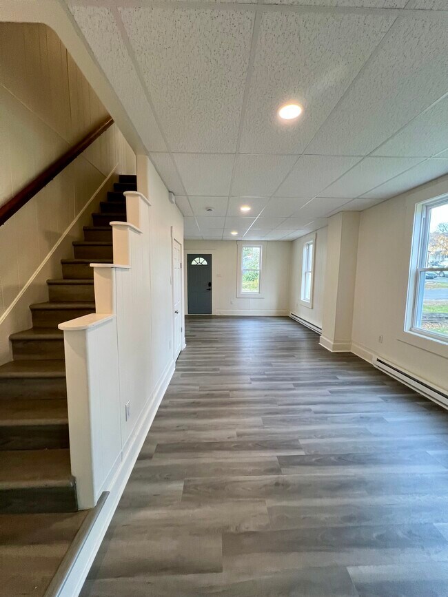 Building Photo - 425 Center St