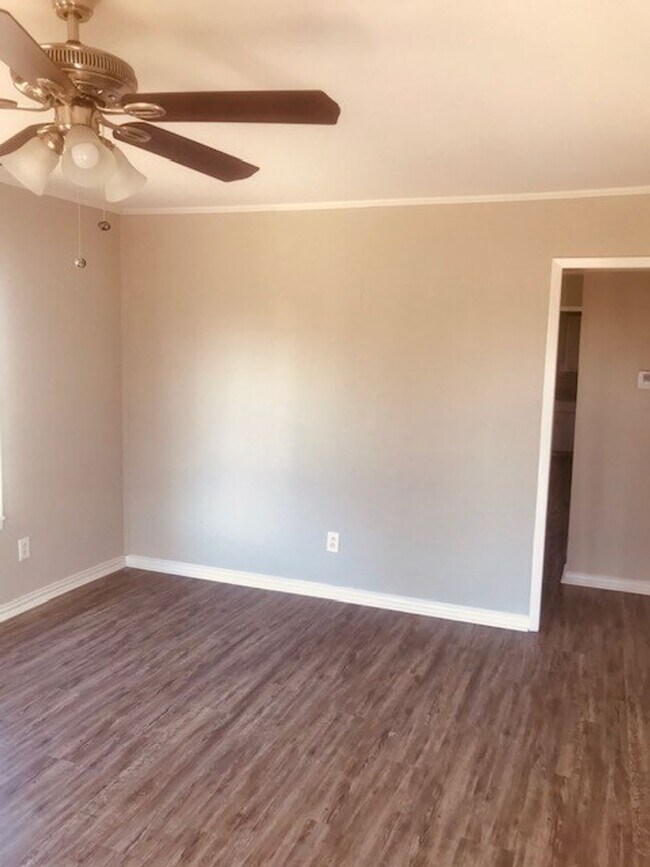 Building Photo - RECENTLY REMODELED 4 BEDROOM 2 BATH HOME I...