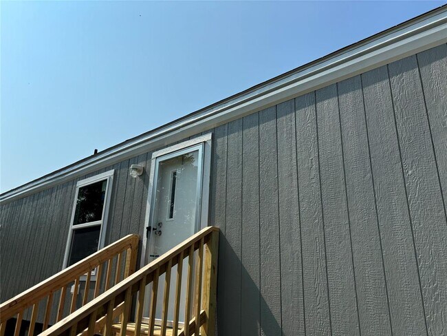 Building Photo - 16701 High Noon Rd