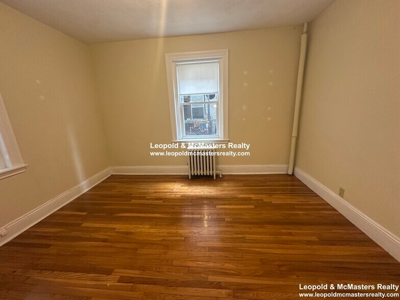 Building Photo - 76 Dunboy St