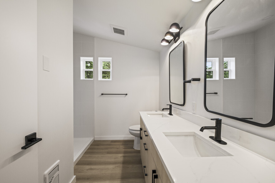 Master bath - 11518 16th Ave NE