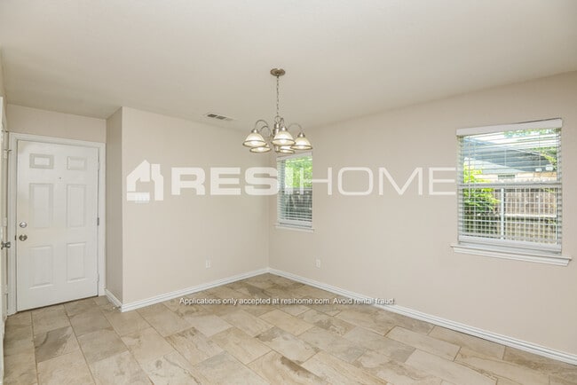 Building Photo - 521 Kemper Ave
