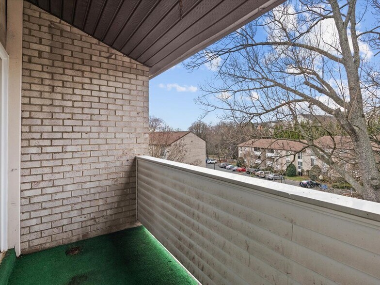 Building Photo - 5608 Bloomfield Dr