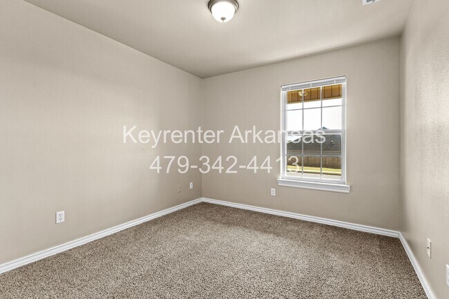 Building Photo - This home is the perfect choice for you in Elkins!