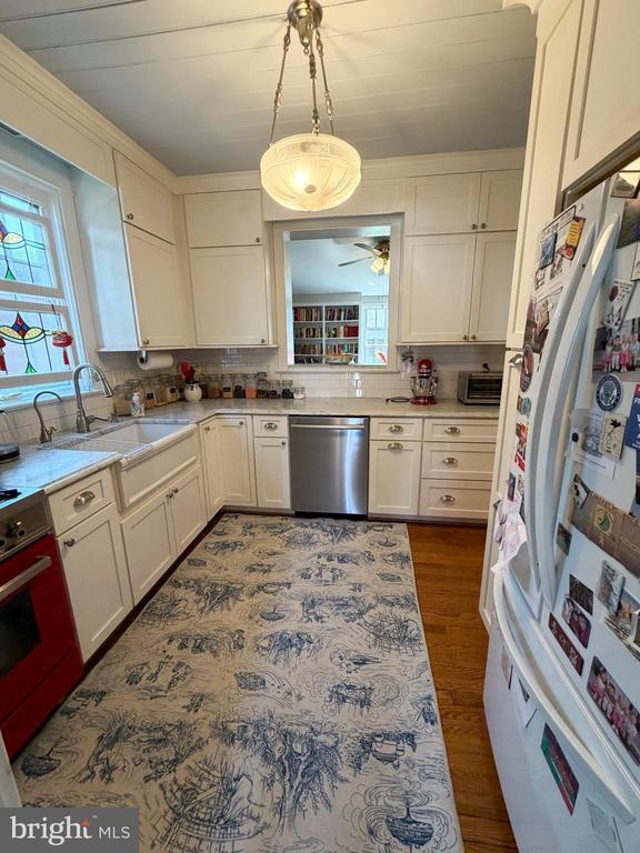 Building Photo - 12 W Oak St